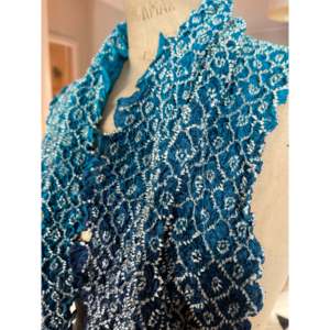 ผ้าพันคอไหมหรูหรา Bandhani Thousand Dot ลายวาดมือ ดีไซน์ลายปะการัง ผ้าซาตินยาว สำหรับฤดูใบไม้ผลิและฤดูร้อน - Product Image 3