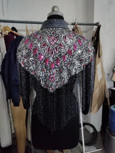 Lujoso elegante capa con cuentas vestido de noche elegante Logo espalda gasa tejido de punto bordado lentejuelas perlas borla patrón - Product Image 2