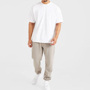 Pantalones de chándal atléticos con logotipo personalizado para hombres con marca de etiqueta bordada y opciones de impresión para entrenamiento y uso informal - Product Image 2