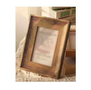 Cadre photo en bois artisanal, fabriqué avec des détails de précision pour offrir une beauté intemporelle et des performances durables - Product Image 1