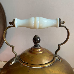 Bouilloire en laiton vintage avec poignée en verre blanc pour la cuisine de la maison et de la ferme - Product Image 3