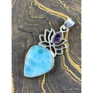 Pendentif artisanal en larimar et améthyste, argent 925, motif fleur de lotus - Collection de créateurs, bijoux de haute qualité, vente en gros - Product Image 1