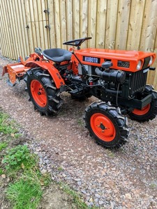 รถแทรกเตอร์ Kubota B7000 ขับเคลื่อน 4 ล้อ สภาพดีเยี่ยม เครื่องยนต์ดีเซล 16 แรงม้า เพลา PTO เกียร์สูง-ต่ำ รุ่นที่นิยมมาก - Product Image 1