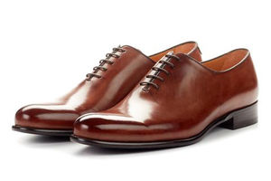 Ensemble de chaussures en cuir brun soyeux de haute qualité pour hommes avec semelle durable, texture premium et design pour le bureau et style formel - Product Image 2