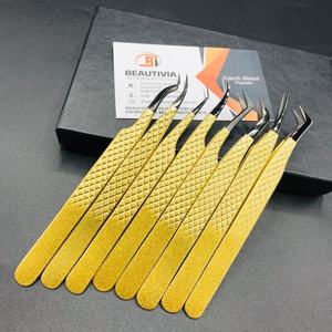 Pinzas profesionales de volumen con logotipo personalizado, acero inoxidable recubierto de color dorado para extensiones de pestañas de plasma negro sostenibles - Product Image 3