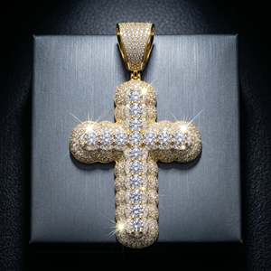 Pendentif croix de luxe Imperial Radiance avec maillons cubains taillés en diamant et pierres CZ glacées en or jaune - Product Image 1