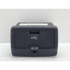 ช่องเสียบ AUX/USB สำหรับรถยนต์ FIAT 500 ซีรีส์ L (351_352) D532 330A1000 (12>) - Product Image 1