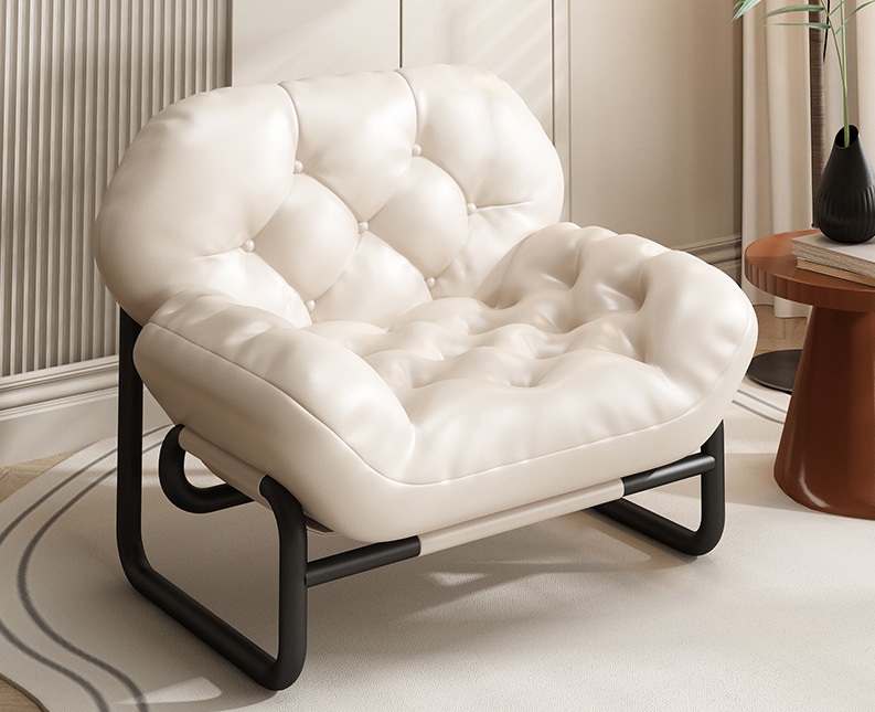 Fauteuil blanc (pieds noirs)