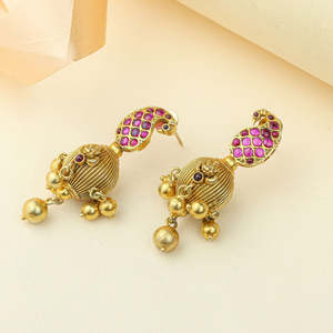 Pendientes colgantes Anokhi Morni Kemp Stone Laxmi Temple Jhumka en tono dorado, estilo religioso clásico y moderno, hechos de aleación de zinc. - Product Image 3