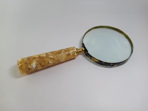 แว่นขยายโลหะทำมือสไตล์วินเทจ ด้ามจับเคลือบสีดำและสีขาว จากอินเดีย - Product Image 5