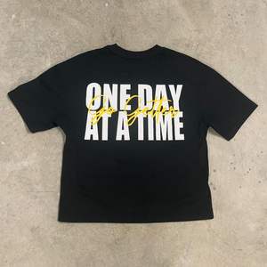 Camiseta de algodón de gran tamaño a granel de peso pesado OEM para hombres, Impresión de logotipo personalizado, antiarrugas, manga corta, talla grande, stock informal - Product Image 5