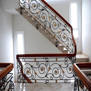 Rampe d'escalier de luxe en fer forgé forgé à la main avec volutes décoratives et balustres élégants pour des intérieurs élégants - Product Image 1