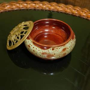 Cenicero floral clásico vintage Diseño redondo con elegante base de cerámica verde y parte superior de latón para fumar cigarrillos - Product Image 5