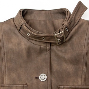 Chaqueta marrón de cuero PU personalizada para mujer, estilo callejero, cuello con hebilla abotonada, fabricantes de chaquetas de cuero fabricadas en lona - Product Image 3