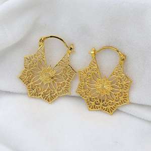 Boucles d'oreilles créoles florales en laiton filigrané Mandala, plaquées or 18 carats, vente en gros pour femmes - Product Image 2