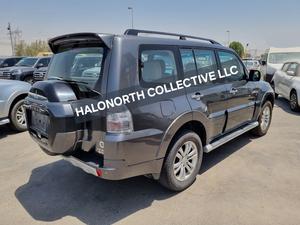 Mitsubishi Pajero d'occasion 2018, toutes options, essence, automatique, turbo, sièges en cuir, jantes R17, tout-terrain, luxe, 4x4, SUV, conduite à droite, en vente - Product Image 3