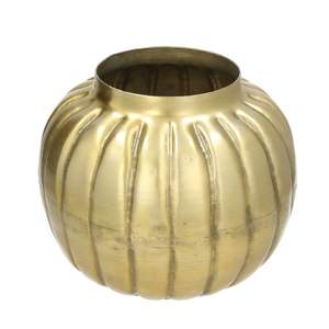 Florero escultórico de metal con un diseño único con curvas de ángulos llamativos que hacen una declaración en cualquier estilo de decoración del hogar - Product Image 3