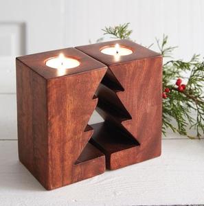 Superbe bougeoir en bois pour l'arrangement de table de Noël avec un design en bois naturel et une lueur de bougie saisonnière confortable - Product Image 1