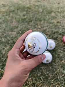 Pelota de críquet de cuero blanco OEM para T20 ODI Match and Practice 4 piezas cosida a mano - Product Image 6