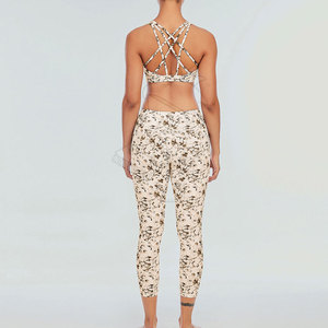 Conjunto de Yoga con estampado elegante para mujer con patrones personalizados Ajuste cómodo y tela transpirable Perfecto para el entrenamiento - Product Image 6