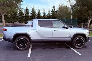 Rivian R1T Adventure Edition 2025, Performance à double moteur AWD, Batterie maximale, Autonomie de 420 milles - Product Image 2