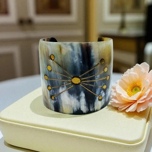 Brazalete de Cuerno de Búfalo Ecológico de Alta Calidad de Omar Creations, Brazalete con Piedra Lunar Pulida, Diseño Tradicional Moderno - Product Image 3