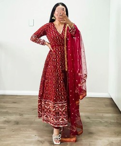 Fashion Fusion: estilo pakistaní Salwar Kameez: fusión de estilos tradicionales y modernos, creando una moda elegante y elegante - Product Image 3