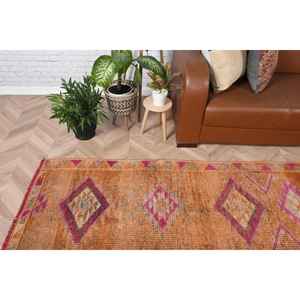 Alfombra Vintage de 2.6x12.1 pies, Alfombra Turca, Alfombra de Lana con Estampado Animal Naranja - Product Image 1