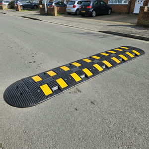 Pente de ralentissement extérieure en caoutchouc recyclé, 4 bandes, 3,5 mètres, pour les enjambements routiers - Product Image 2