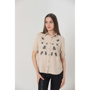 Blusa Elegante de Lino Brocado Color Taupe con Mangas Medias y Delicados Detalles de Encaje para Mujer, Marca Topshow - Venta al por Mayor, Tallas S-XL - Product Image 3