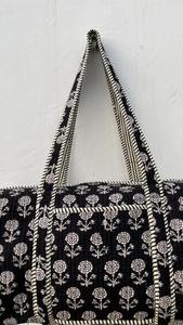 Sac de voyage en coton matelassé floral noir de luxe fait à la main Grande capacité Durable Sac de sport de voyage pour le week-end - Product Image 2
