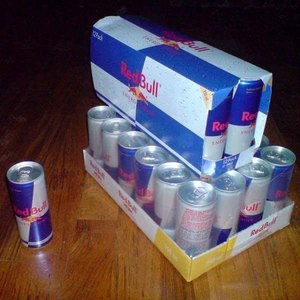 Boisson énergisante RedBull importée prête pour les détaillants internationaux d'aliments et de boissons - Product Image 2