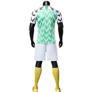 Maillot de football de club personnalisé de haute qualité avec sublimation complète avec style d'ensemble d'uniformes conçus par des professionnels - Product Image 3