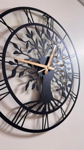 Elegante Reloj de pared redondo de metal negro con marco moderno, acento perfecto para dormitorio, sala de estar, cocina, oficina y paredes de pasillo - Product Image 2