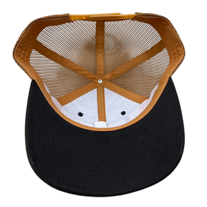 Black Camel 6 Panel Trucker Hats Línea de costura de contraste en el ala Parches de logotipo tejidos Malla transpirable Hebilla ajustable de una sola fila - Product Image 4