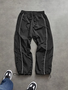 Pantalones Holgados Blancos para Hombre con Paneles Negros, Cintura Ajustable con Cordón, Estilo Moderno y Personalizado, Talla Grande - Product Image 2
