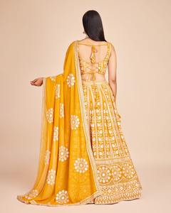 Offre Spéciale à la mode Fox Georgette Lehenga Choli en tissu fluide doux de couleur jaune avec un chemisier de créateur pour les femmes disponibles à la vente - Product Image 6