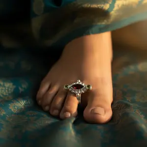 Anillo de Dedo del Pie de Plata 925 Chapado en Oro con Granate y Detalles de Peridoto para Regalos de Joyería para Mujer - Product Image 1