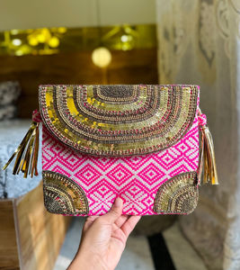 Boho Banjara Fringe Bolso de Noche Hecho a Mano Bohemio Yute Arpillera Bordado Reciclado Monedas Artesanía de Lujo a Precio - Product Image 3