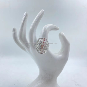 92.5 Bague en grappe minimaliste en argent de haute pureté Bande classique faite à la main pour l'élégance de tous les jours principalement en laiton - Product Image 1