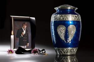 Grande urne funéraire bleu marine avec 4 souvenirs pour cendres humaines Urnes décoratives sculptées à la main pour cendres adultes Femmes et hommes - Product Image 6