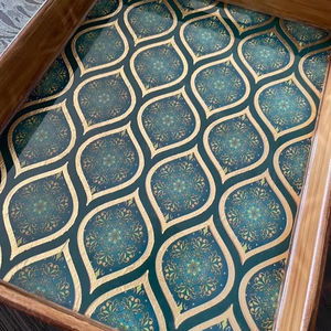 Plateau moderne en bois de noyer pouf avec poignées plateau de service pour la décoration de salon idée cadeau pour la maison - Product Image 1