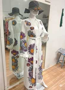 Robe longue élégante à manches longues avec ceinture, motif floral, robe décontractée tendance, robe maxi bohème brodée pour femmes, col en V - Product Image 4