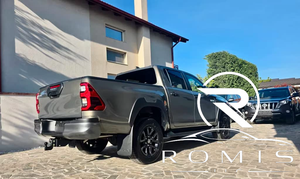 Toyota Hilux Pickup 2026 Automatico 5 Posti Interni in Pelle Fari LED Pneumatici R18 Guida a Sinistra Interni Scuri - Product Image 2