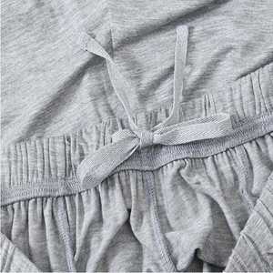 Conjunto de verano para hombre en gris claro, camiseta y pantalones cortos a juego en gris jaspeado, ropa de estar de algodón suave, conjunto de pijama de jersey melange de 2 piezas. - Product Image 4