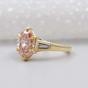 แหวนเพชรรูปไข่สีชมพูสังเคราะห์ประดับด้วยสามเม็ด - Product Image 3