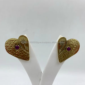 Boucles d'oreilles florales élégantes en plaqué or avec pierre de perle Charme classique féminin pour les mariages et les fêtes Cadeau parfait - Product Image 1