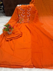 ชุดสูทผ้ามัสลินที่ได้รับการออกแบบมาอย่างงดงามพร้อมด้วยการตัดปักลวดลายดอกไม้และการผสมผสานที่หรูหราของสีส้มและสีชมพู - Product Image 4