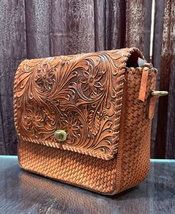 Sac bandoulière artisanal en cuir véritable pour femme avec motif floral sculpté à la main, sac à main vintage artisanal personnalisé - Product Image 1