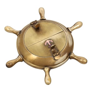 Cendrier en laiton antique fait à la main avec conception de roue de bateau nautique et couvercle parfait pour une utilisation intérieure et extérieure et une décoration nautique - Product Image 2
